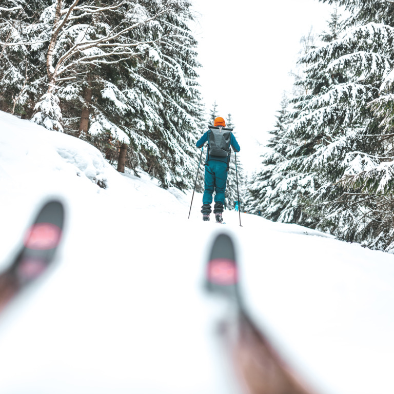Personen betreiben Skilanglauf in verschneiter Landschaft