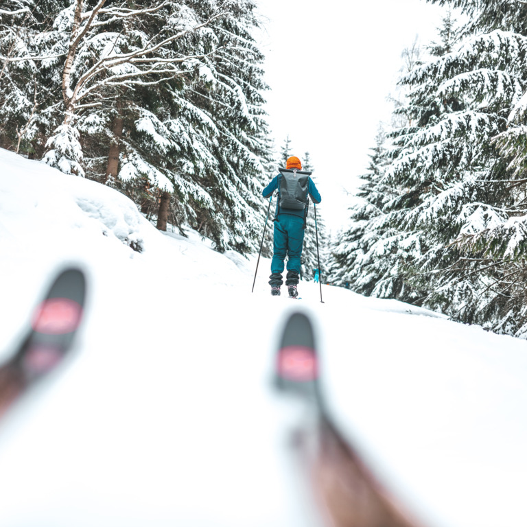 Frau beim Skilanglauf