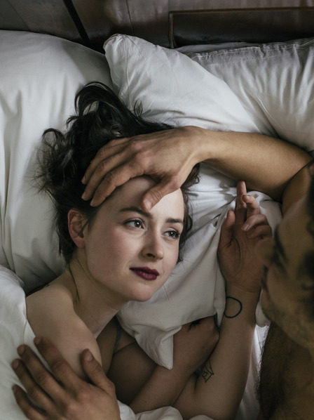 Frau und Mann flirten im Bett 