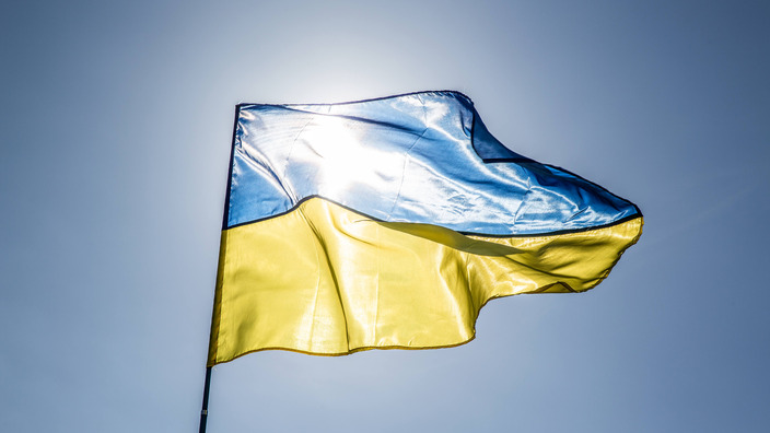 Ukrainische Flagge am Himmel