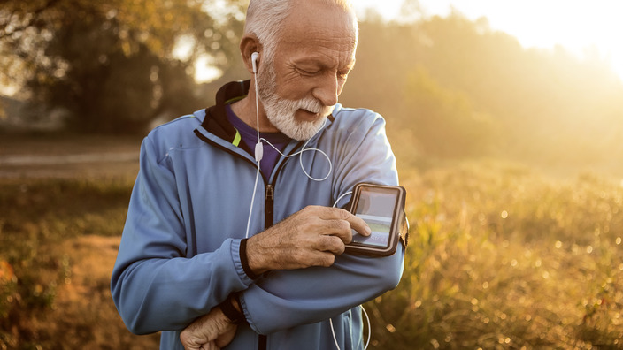 Älterer Herr nutzt Herz-Apps beim Cardio-Training