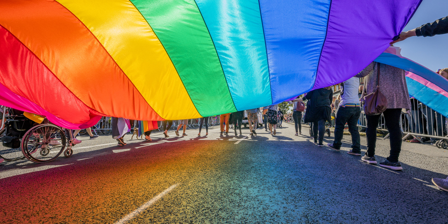 Pride Day Demonstration mit Regenbogenfahne