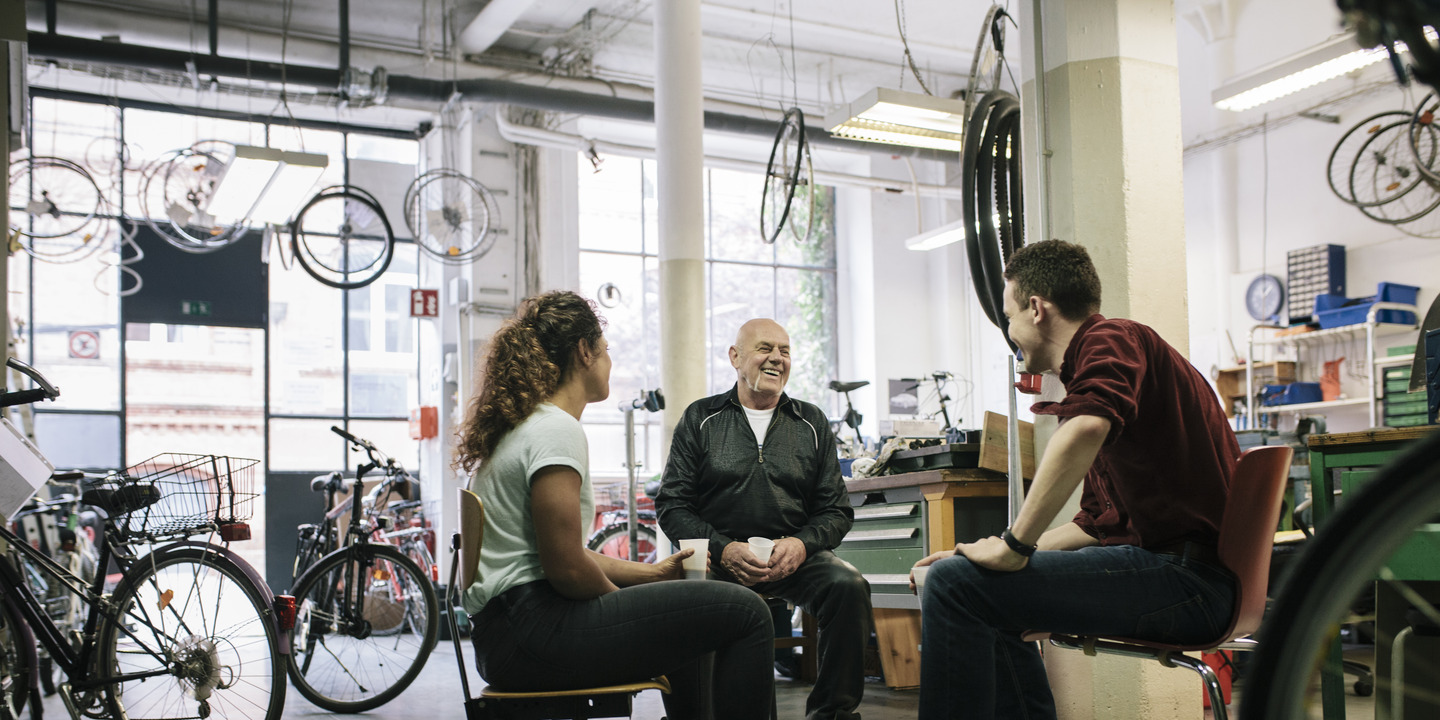 Gruppe von Fahrradmechanikern bespricht sich in der Werkstatt