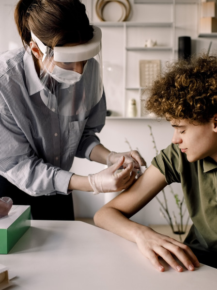 Teenager bekommt von seiner Ärztin eine HPV Impfung 