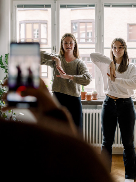 Zwei junge Frauen Tanzen vor der Handykamera