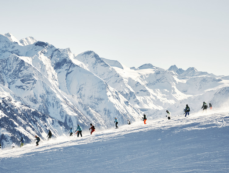 Gruppe von Skifahrern in Bergkulisse