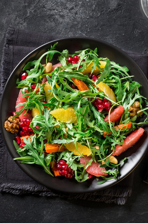 Aufsicht auf gesunden Salat in Bowl serviert