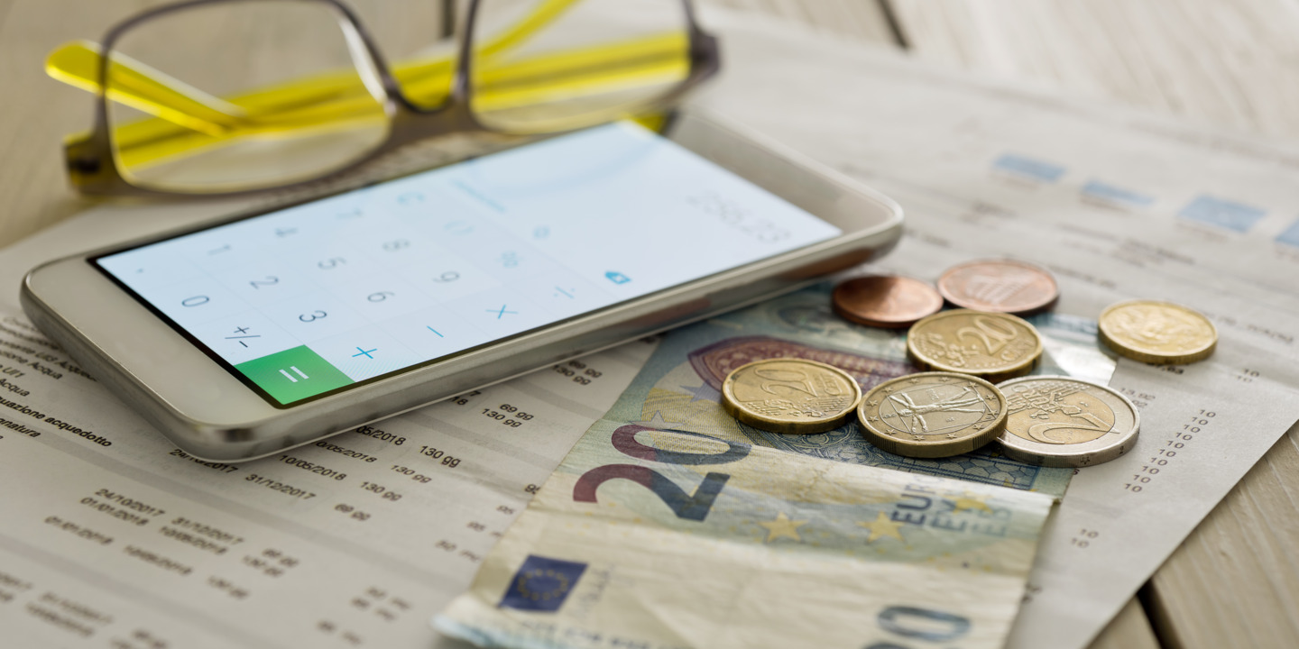 Geld und Rechnung auf einem Tisch