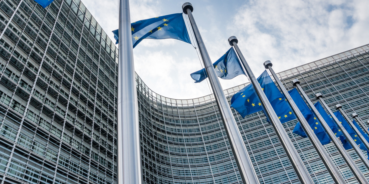 EU-Flaggen vor EU-Hauptsitz