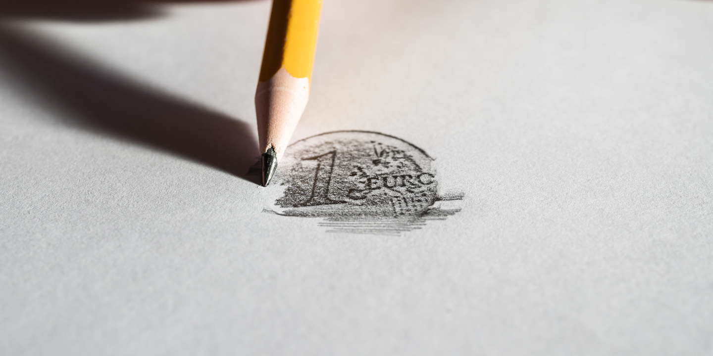Mit Bleistift durchgepauste 1-Euro-Münze auf Papier