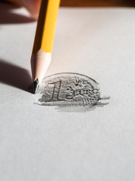 Mit Bleistift durchgepauste 1-Euro-Münze auf Papier
