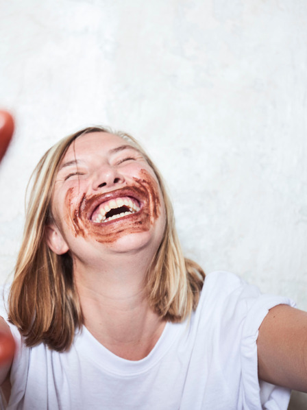 Mädchen mit schokoladenverschmiertem Mund