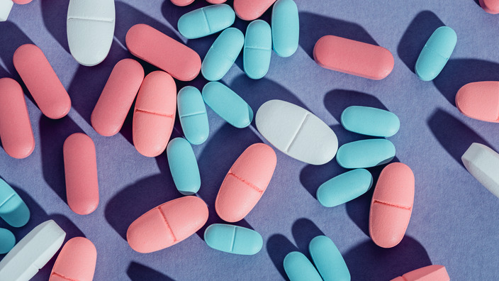 Auswahl von Tabletten in verschiedenen Formen und Farben