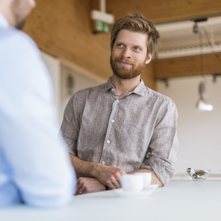 Mitarbeiter beim Feedbackgespräch mit seinem Vorgesetzten