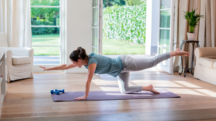 Frau macht Yoga