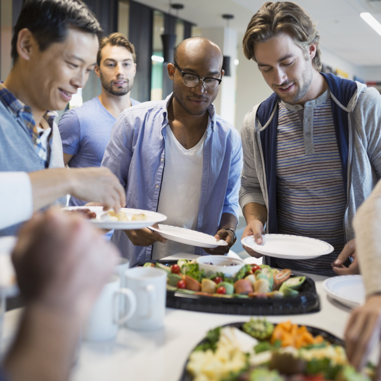 Mitarbeiter unterschiedlichster Nationalität beim gemeinsamen Essen