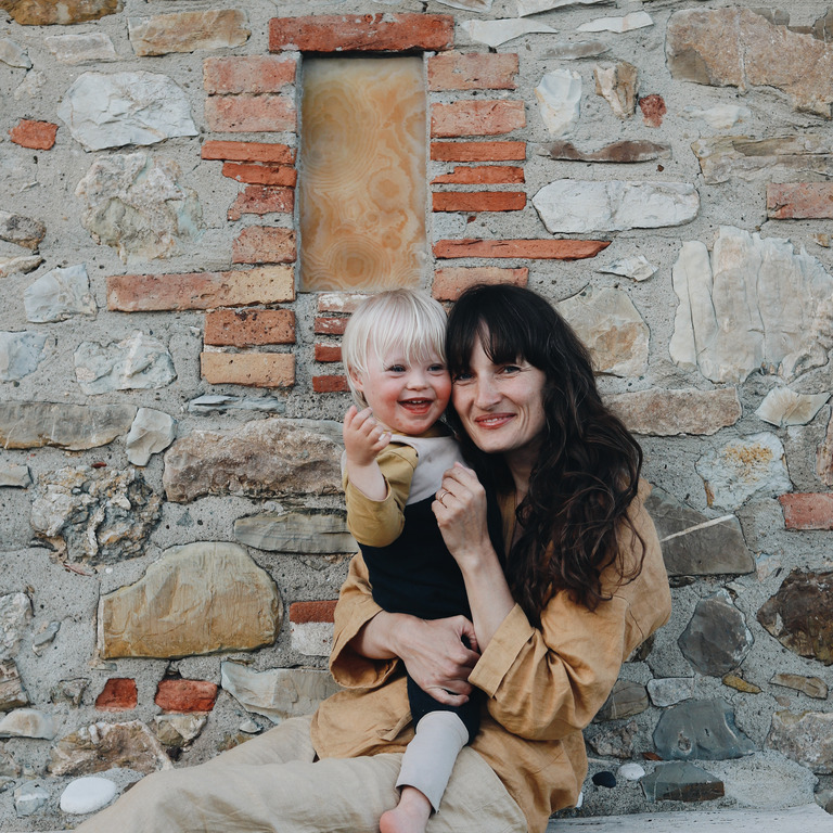Esther Meinel-Zottl mit ihrem Kind, das das Down-Syndrom hat.