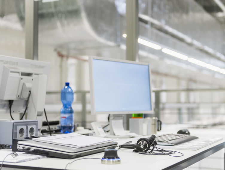 Schreibtisch mit Computer-Bildschirm