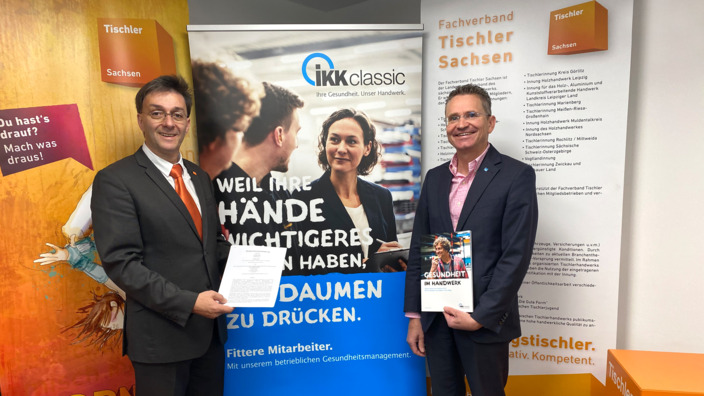Landesgeschäftsführer der IKK classic in Sachsen und Geschäftsführer des Fachverbandes Tischler Sachsen unterzeichnen Kooperationsvereinbarung