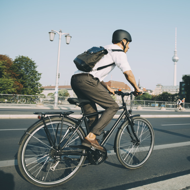 Mann fährt ein Sportfahrrad auf einer Straße durch Berlin