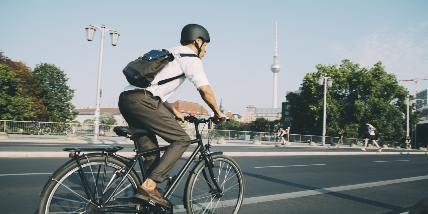 Mann fährt ein Sportfahrrad auf einer Straße durch Berlin