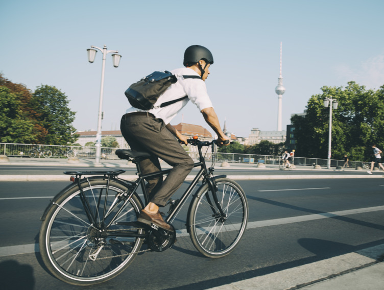 Junger Mann fährt auf einem Sportfahrrad durch Berlin