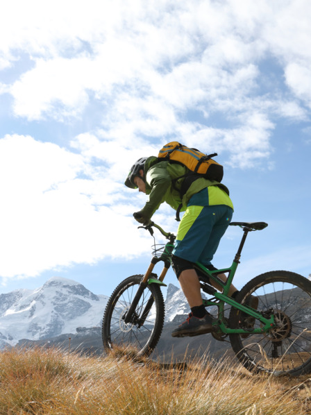 Mann fährt auf Fahrrad durch die Berge