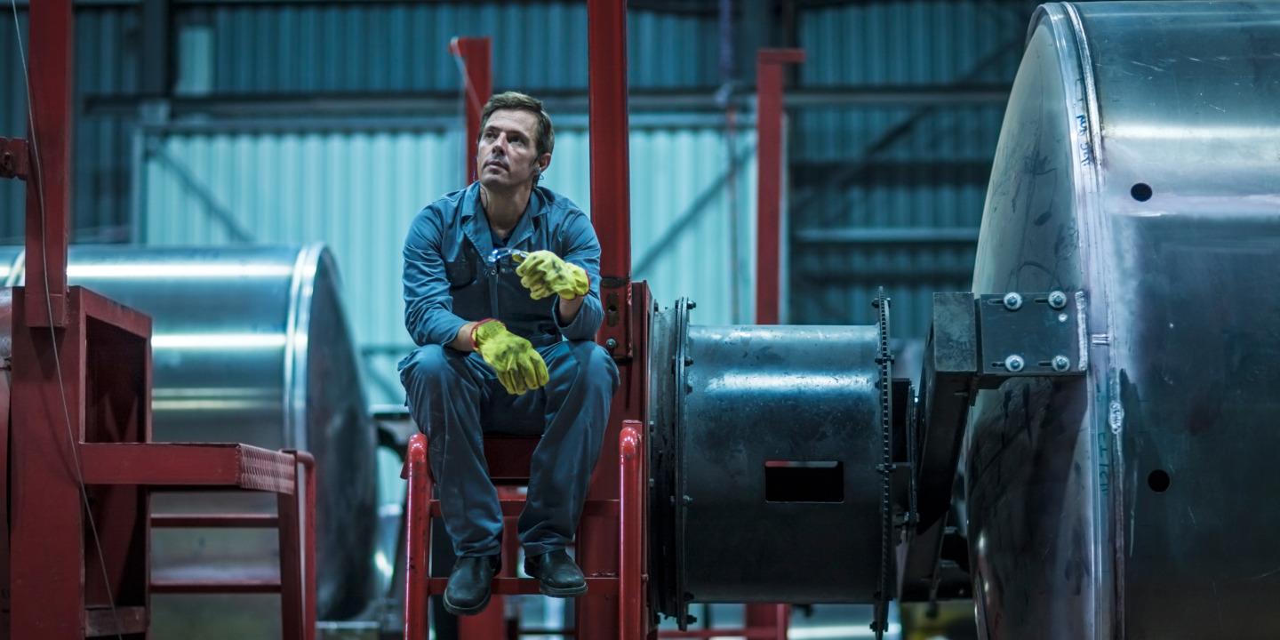 Wiedereingegliederter Handwerker macht eine Pause in der Werkstatt