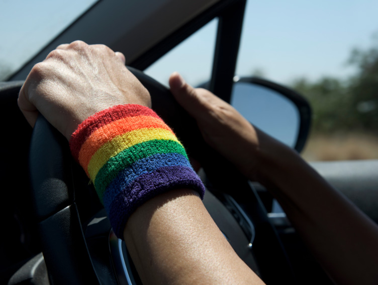 Arm mit Schweißband in Regenbogenfarben