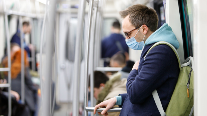 Pendler mit Atemmaske in der U-Bahn