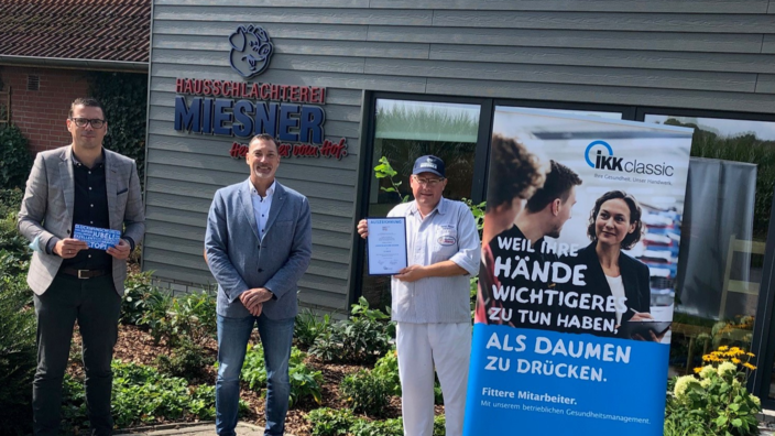 Markus Schrader und Andreas Plate von der IKK classic überreichen Bernd Miesner Preis und Urkunde