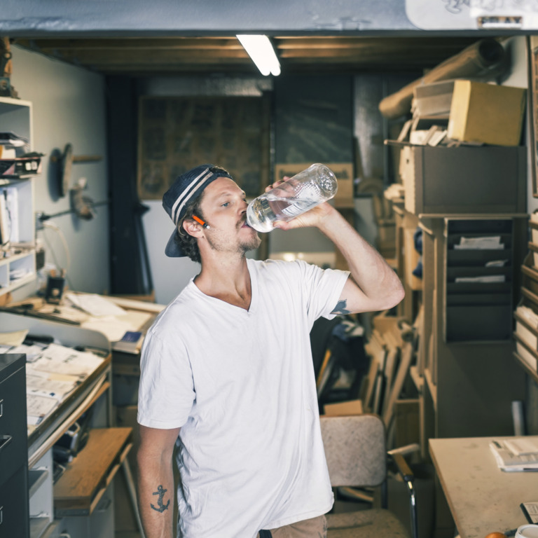 Handwerker trinkt Wasser aus einer Flasche