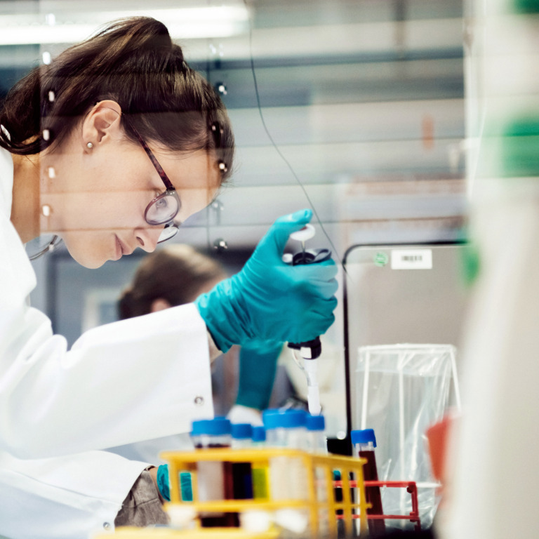 Frau bei der Arbeit im Labor