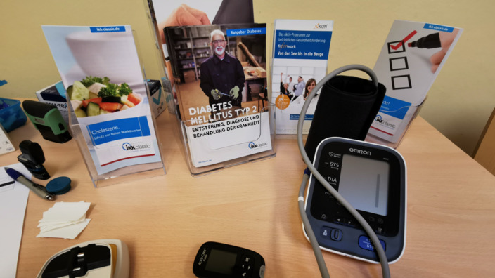 Geräte und Prospekte zum IKK-Gesundheitscheck auf dem Tisch