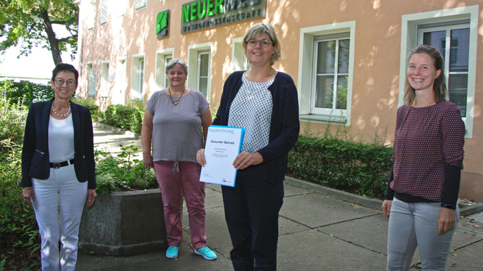 Gruppenbild vor Wohngenossenschaft Neuer Weg
