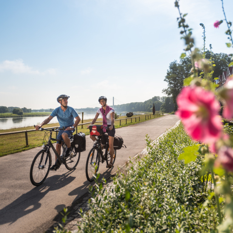 Zwei Radfahrer in der Landschaft