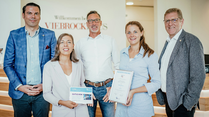 hinten: Markus Schrader und Andreas Plate von der IKK classic<br/>vorne: Christina Boyksen, Kristina Knop und Wolfgang Werner von der Viebrockhaus AG