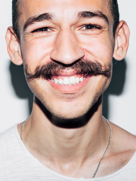 junger Mann, der sich anlässlich des Movember einen Schnurrbart stehen lässt