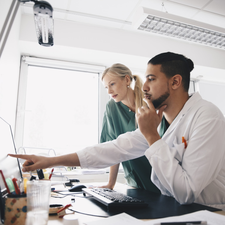 Medizinische Angestellte in Büro und sprechen über Gesundheitsdaten