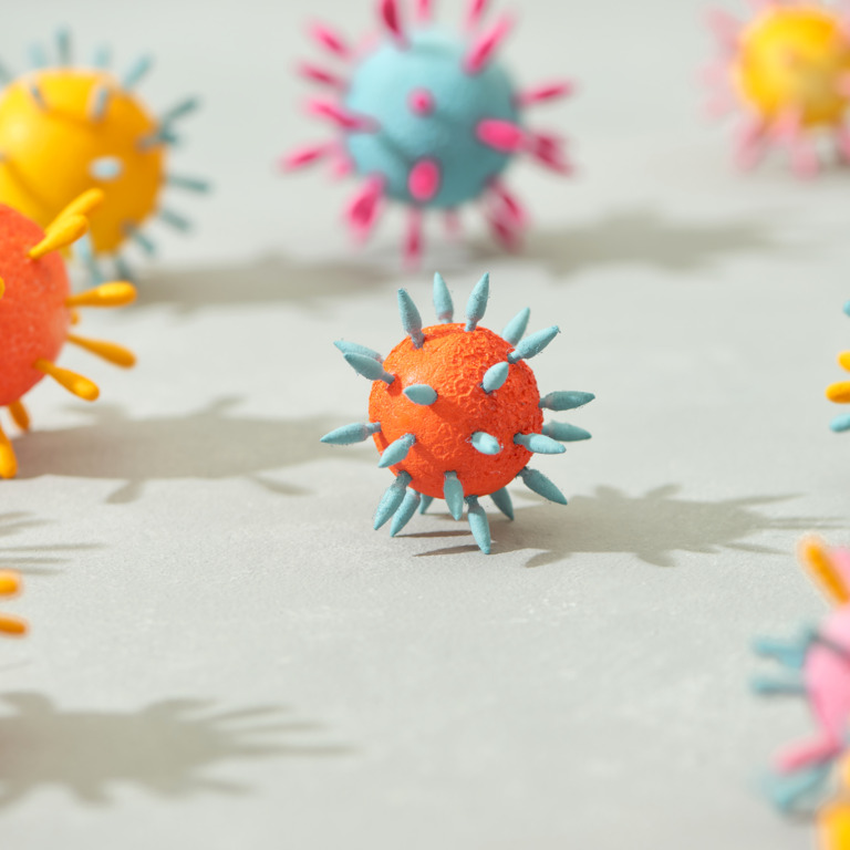 Darstellung von farbigen Corona-Viren auf hellem Hintergrund