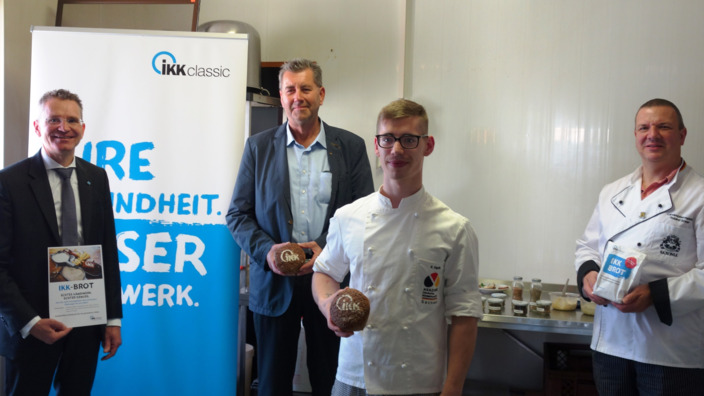 Gruppenbild zur Präsentation des IKK-Brots