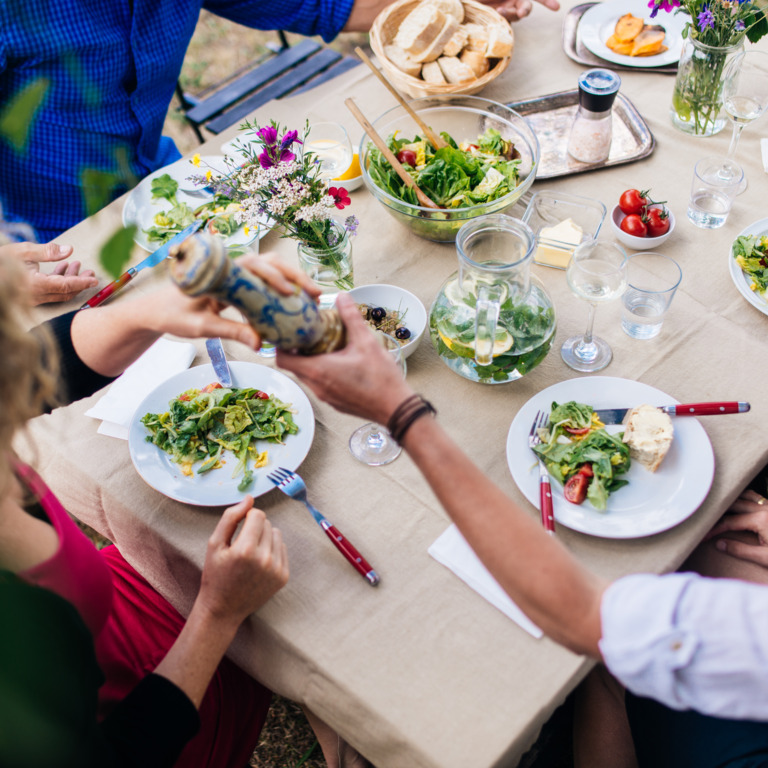 Gruppe von Menschen beim Essen am Tisch