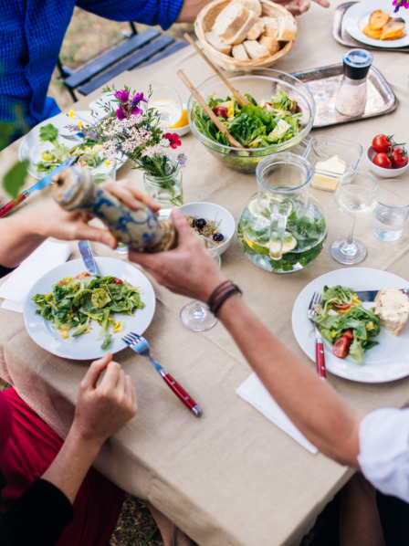 Freunde beim gemeinsamen Essen im Garten