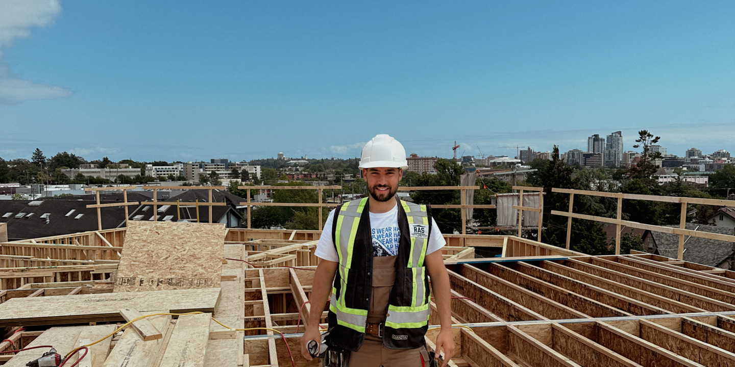 Tarek Legat, Mister Handwerk 2023, auf einer Baustelle in Kanada