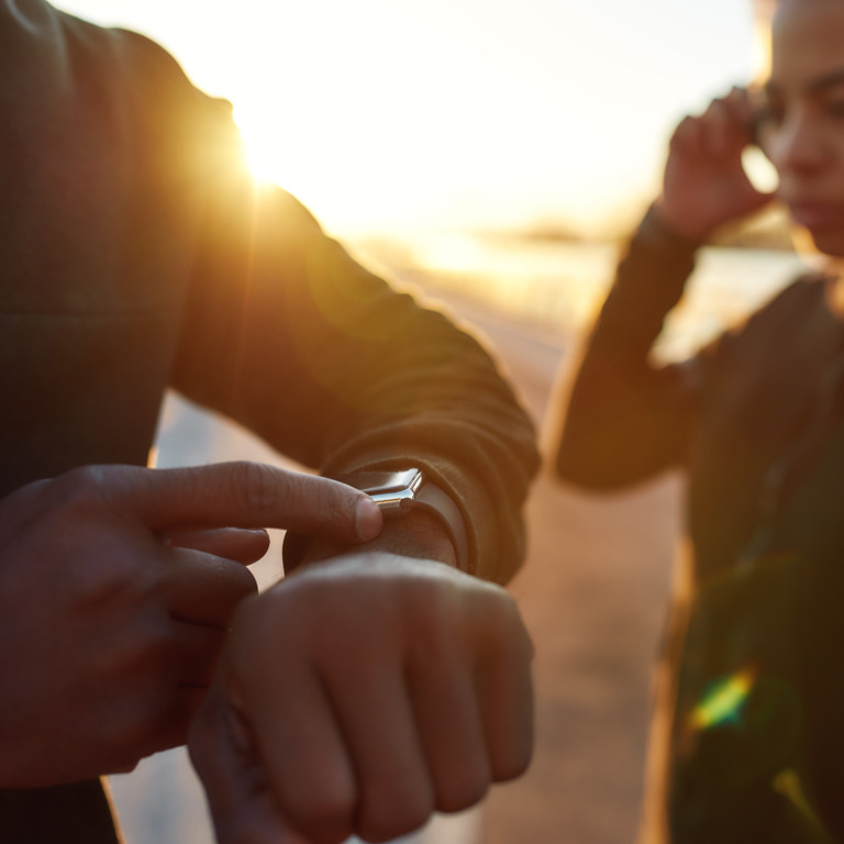 Jogger checkt seine Smartwatch am Handgelenk