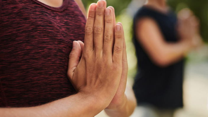 Frauen während einer Yogaübung