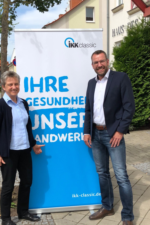 Regionalgeschäftsführer vor Werbebanner der IKK classic