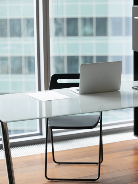 Leerer Arbeitsplatz mit aufgeklapptem Laptop