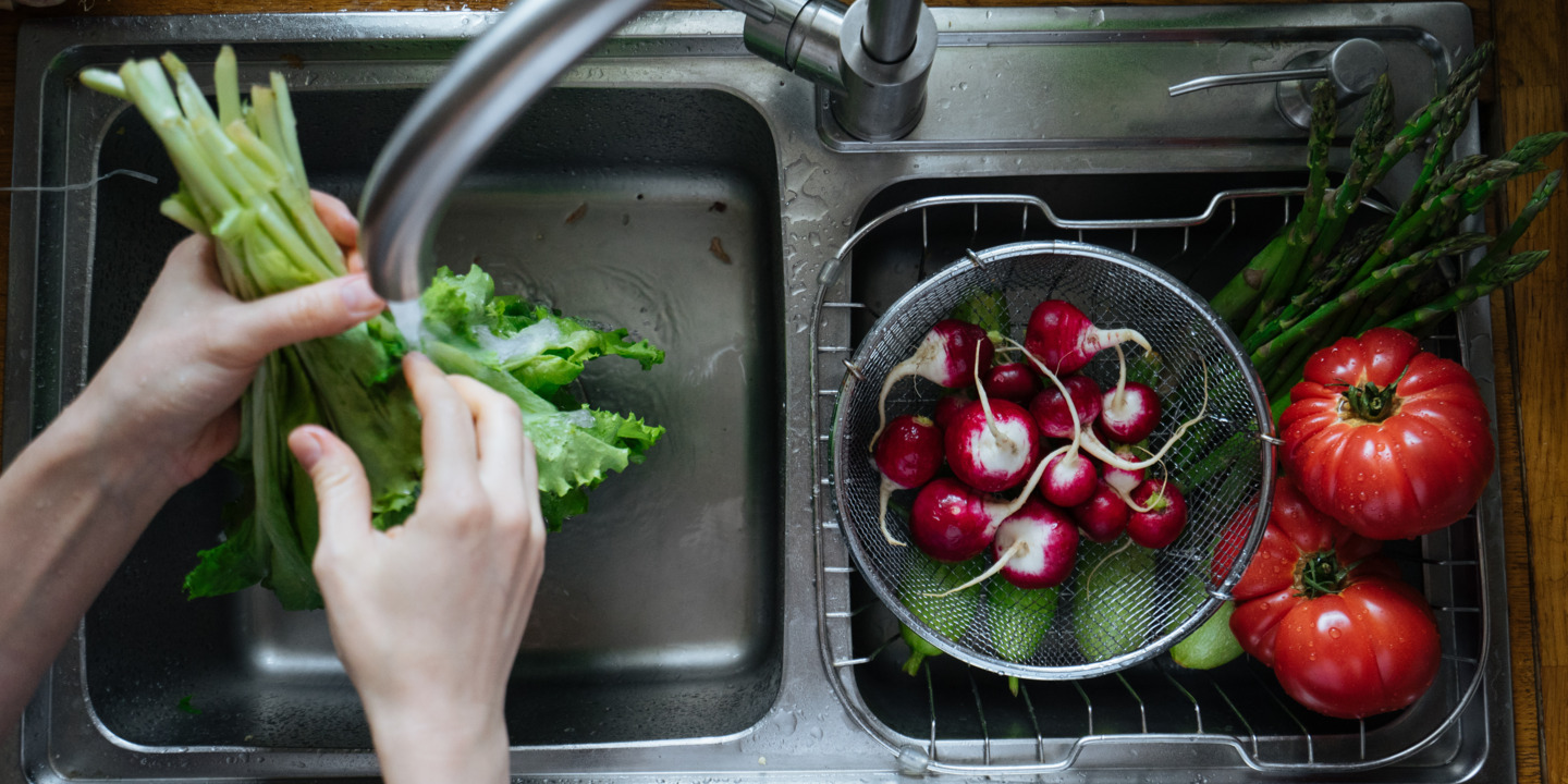 Saisongemüse wie Radieschen und Tomaten in Sieb in Spüle