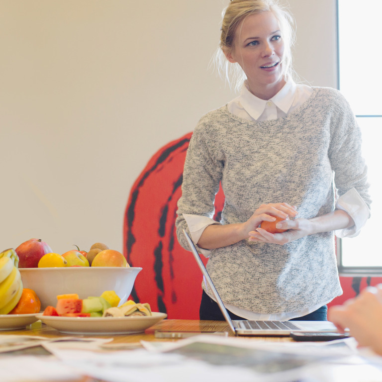 Mitarbeiterinnen nehmen an einem Ernährungskurs zur Diabetes-Prävention teil.